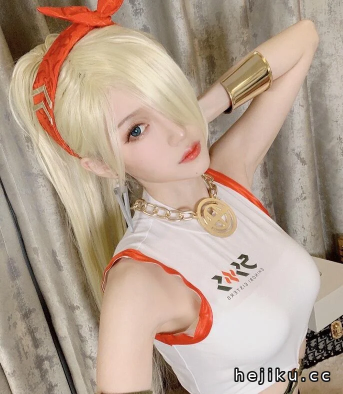 腐团儿cos写真合集赏析，她可不是只会后撤哟！