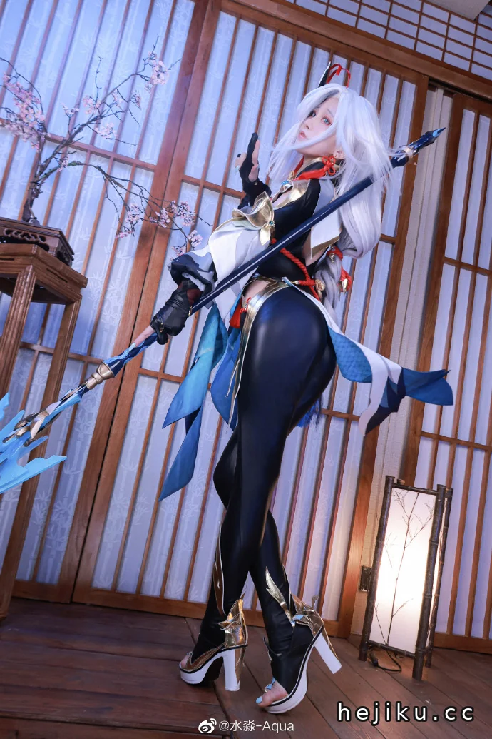 水淼Aqua申鹤cosplay写真赏析，这个感觉怎么有点不大对劲啊